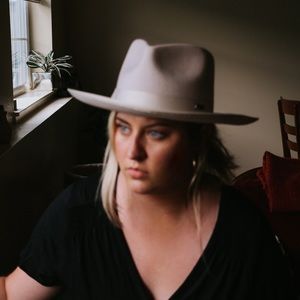 Meet your Posher, Lacey